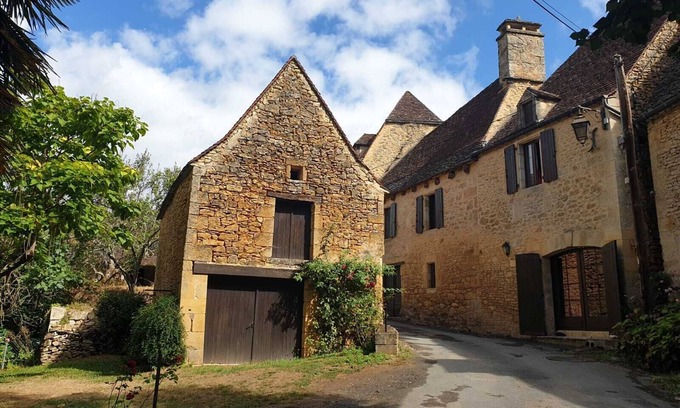 Cenac-et-Saint-Julien Casa | Encantadora casa del siglo XIX, restaurada en el estilo de Périgord.