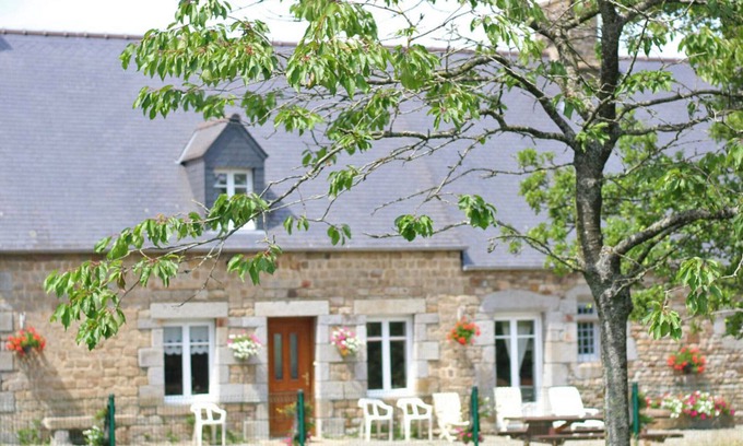 Villedieu-les-Poeles-Rouffigny Cabaña | Casa rural con piscina, jardín y WiFi en entorno tranquilo