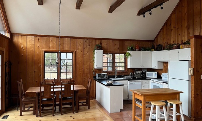 Northwest Harbor Cabaña | Charming Hamptons Cape Cod - Pool, Hot Tub, Close to Harbor/Bay Beaches