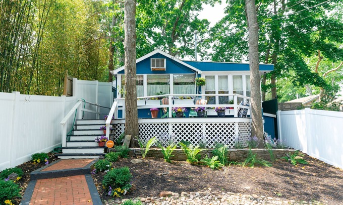 Springs Cabaña | Charming Hamptons cottage with private deck & full kitchen - walk to beach