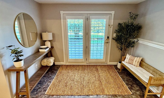 South Kansas City Apartamento | Charming Hearthstone Flat: Your Chic KC Hideaway