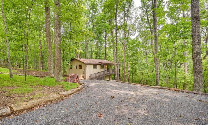 The Woods Casa | Charming Hedgesville Retreat with Deck and Fireplace!