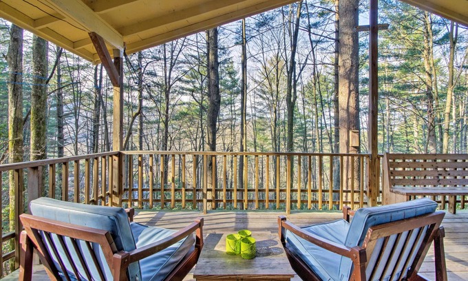Penrose Cabaña | Hendersonville Cottage con encanto w / Porches y vistas!