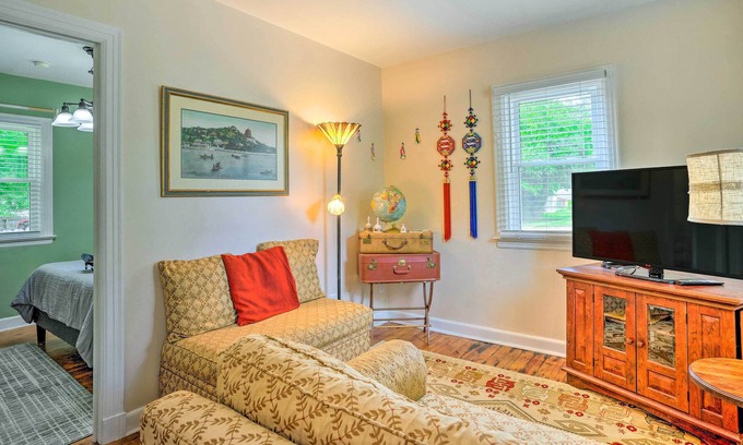 Lakeside Cabaña | Charming Henrico Cottage w/ Yard + Fire Pit!