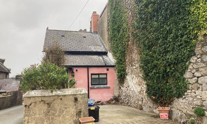 Pembroke Cabaña | Charming Heritage Cottage , uniquely built to Town wall , views Pembroke castle