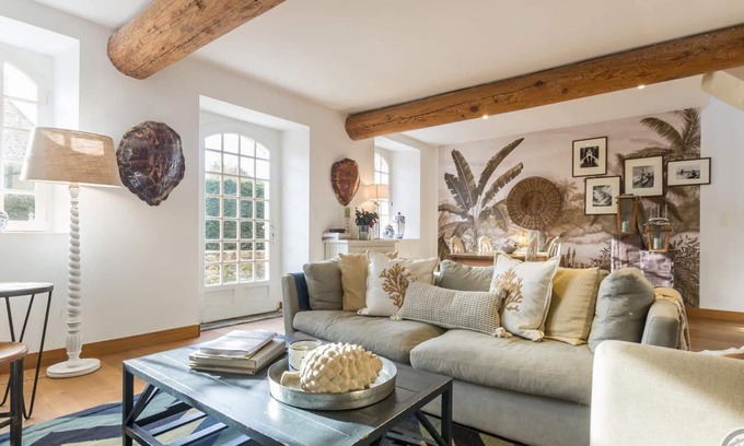 Barneville-Carteret Cabaña | Encantadora Casa Histórica en Barneville-Carteret con Patio Privado