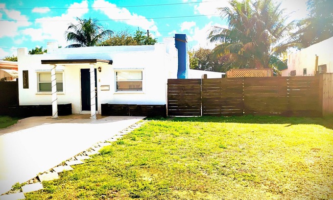 Little Ranches Casa | Charming Historic 2-Bedroom Bungalow-Fantastic by Downtown Hollywood w/ Wi-Fi,+