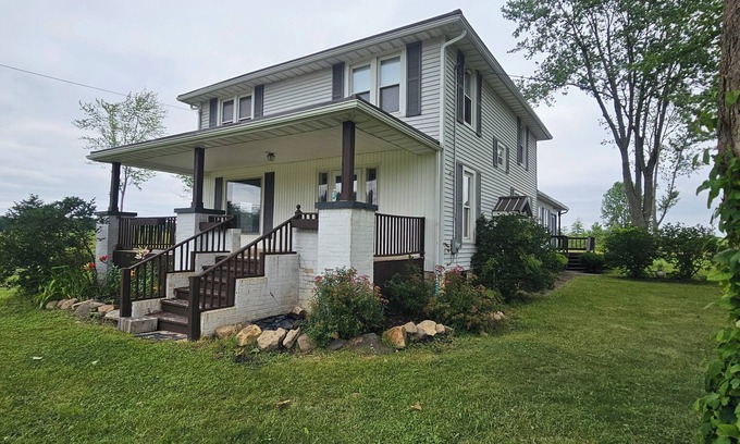 Rock Creek Otro | Charming & Historic 4-bedroom Farmhouse in Rock Creek with HVAC, WiFi