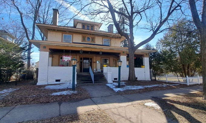 Wausau Cama Y Desayuno | Charming, historic bed & breakfast in Pleasant Wausau with AC, WiFi