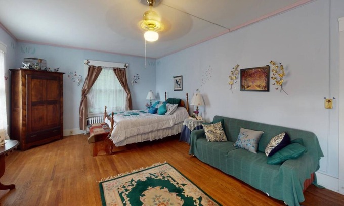 Wausau Cama Y Desayuno | Charming, Historic bed & breakfast in awesome Wausau with WiFi, AC & parking