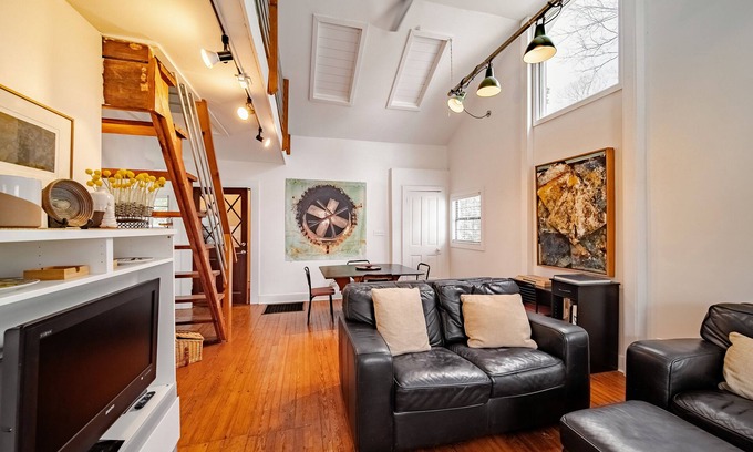 St. Elmo Improvement League Casa | Charming Historic Carriage House