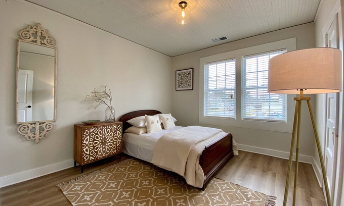 Southeast Pensacola Apartamento | Charming historic family friendly 3BR — 15 min from the beach!