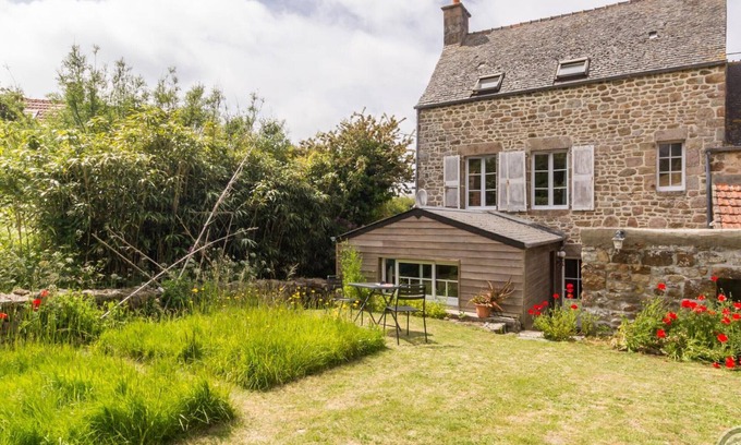 Fermanville Cabaña | Casa histórica renovada con jardín, cerca del puerto y ideal para desconectar.