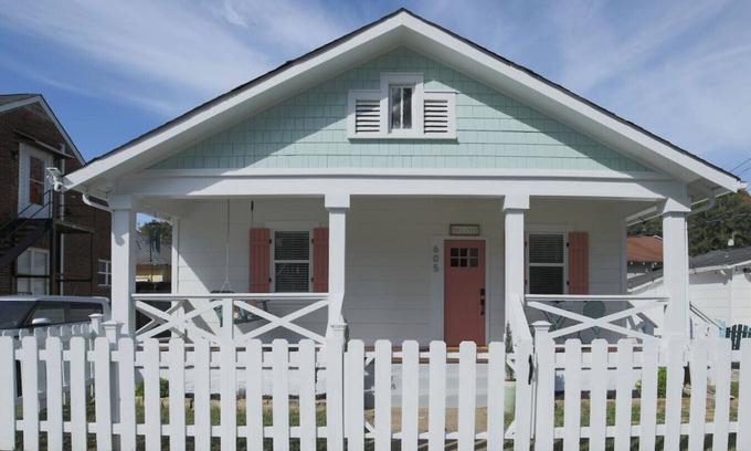 Northside Casa | Charming Historic Home | Walk to Northshore