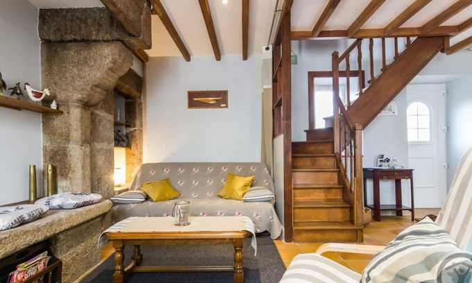Varouville Cabaña | Casa acogedora en pueblo tranquilo del Cotentin con patio, terraza, y encanto rústico para vacaciones.