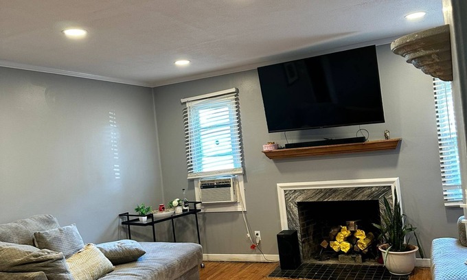 Detroit Casa | Charming historic Rosedale Park neighborhood house minutes from downtown.