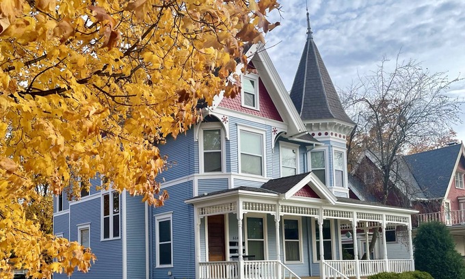Oconomowoc Apartamento | Stylish Historic Upper Steps from Downtown, Shops + Holiday Festivities