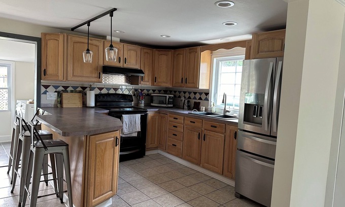 Mechanicsburg Otro | Charming, historic 4-bedroom farmhouse with WiFi, AC in delightful Mechanicsburg