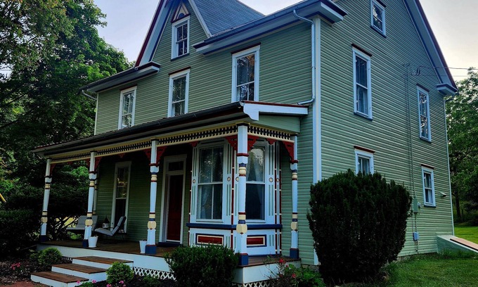 Brownsville Casa | Charming Historic Victorian 4 bedroom guesthouse in Rohrersville with WiFi, AC
