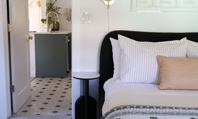 Historic Uptown Apartamento | Charming Historic Renovated 1-bed plus guest bed in heart of St Pete!