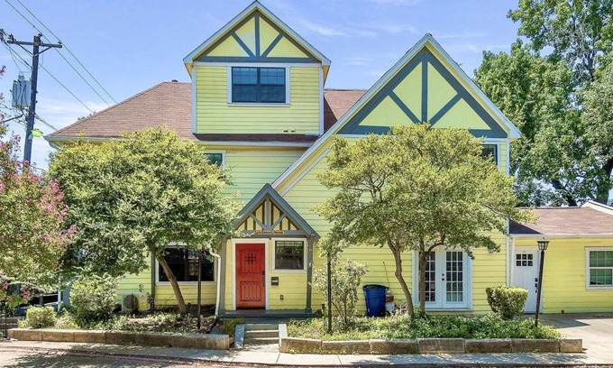 Oak Lawn Casa | Charming Historic Yellow House in Gated Community - Perfect Dallas Getaway