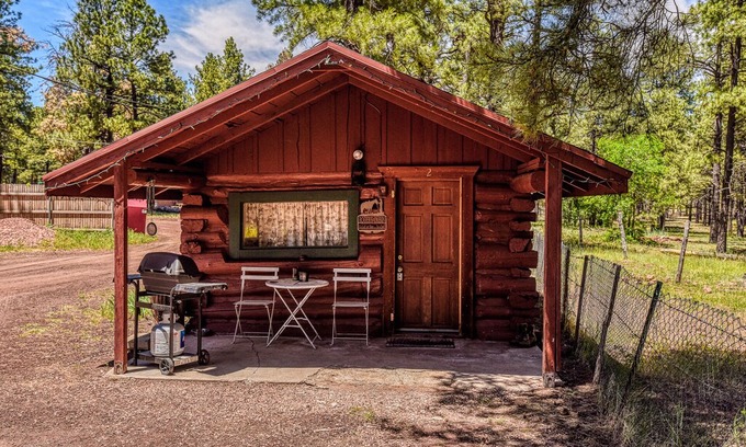 Parks Cabina | Charming & Historical 1 Room Log Cabin / Forest Views/ 20 minutes from Flagstaff