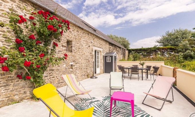 Barneville-Carteret Cabaña | Encantadora Casa con Terraza Cerrada y Parking Privado, Se Aceptan Mascotas, WiFi