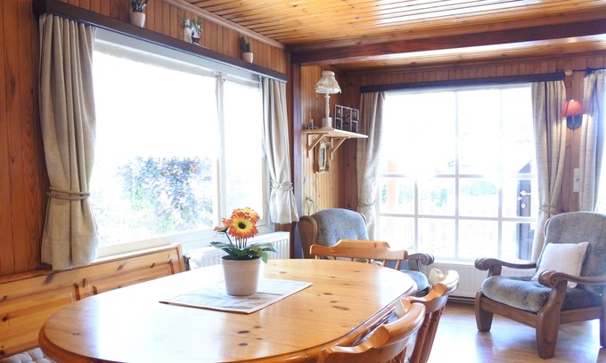 Han-sur-Lesse Chalet De Esquí | Encantador chalet de vacaciones ubicado en una finca privada con jardín vallado