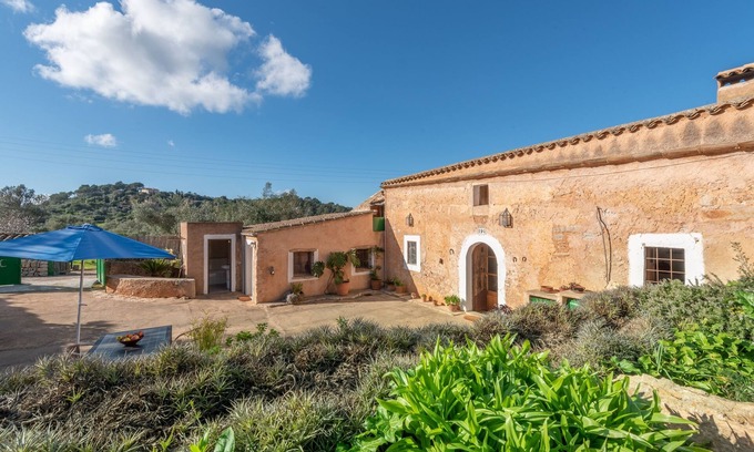 Es Carritxo Casa | Encantadora casa de vacaciones Can Bonjesus con vista a la montaña, Wi-Fi, jardín y terraza; aparcamiento disponible, mascotas permitidas