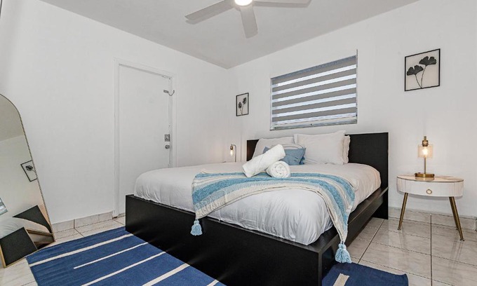 Hallandale Beach Apartamento | Charming home 12min to the Beach