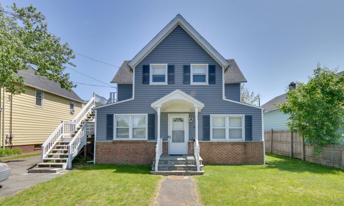 West Haven Casa | Charming Home ~ 6 Mi to Downtown New Haven!