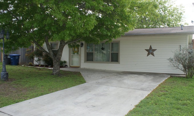 North San Antonio - SAT Casa | Encantadora casa lejos de casa, que admite mascotas y accesible para discapacitados