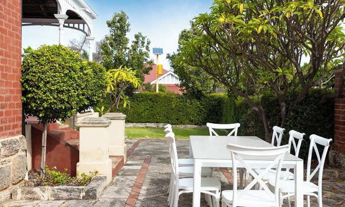 North Perth Casa | Charming home near Hyde Park | walk to cafes and dining hubs