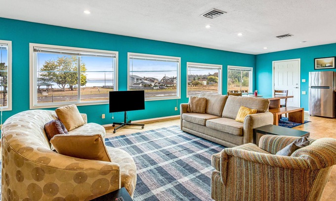Hansville Casa | Charming home by the sea with ocean view, fast WiFi & W/D - for work & play