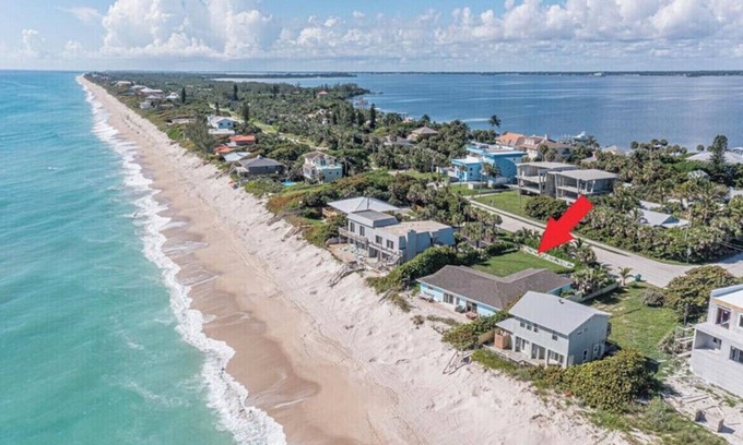 Melbourne Beach Casa | Charming Home directly on Private Beach