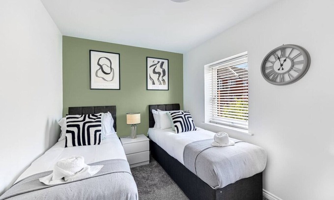 Milton Keynes Casa | Charming Home Driveway Parking Wifi SmartTV