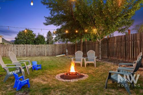 Coeur d'Alene Casa | Charming Home ear Triple Play Silverwood Hayden Lake Fire Pi Fenced Yard a Plum Tree 1219