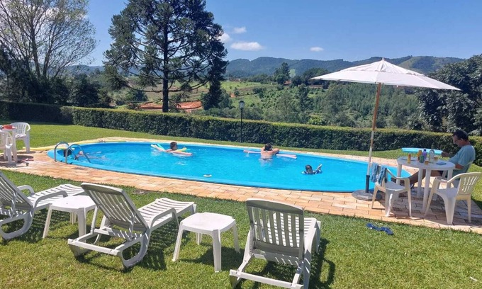 Vargem Casa | Encantadora casa con amplio balcón y hermosa vista a las montañas de la región.