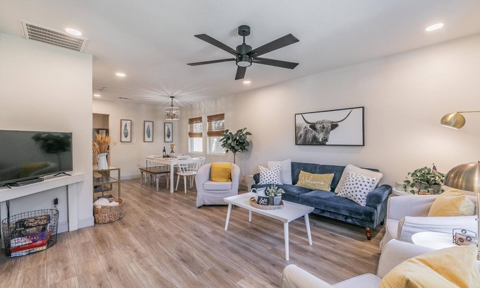 Crestline Area Casa | Charming Home near Dickies++KING bed++CLEAN++Quiet Street