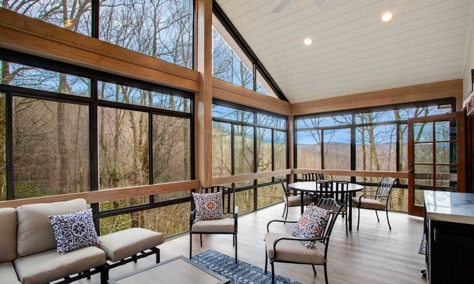 Boone Cabina | Charming Home near Great Attractions