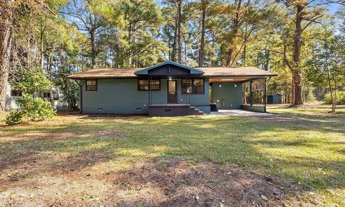 Burgaw Casa | Charming Home on 1 Acre – Close to Shopping and Dining