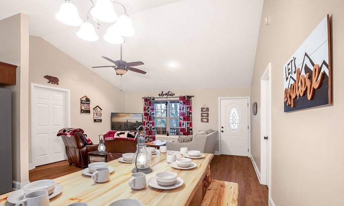 Sevierville Casa | Charming Home | River Views | Hot Tub | Game Room