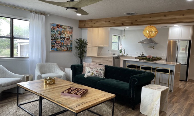 Fredericksburg Casa | Charming home on 3 acres, 10 min from Main St. Fredericksburg.
