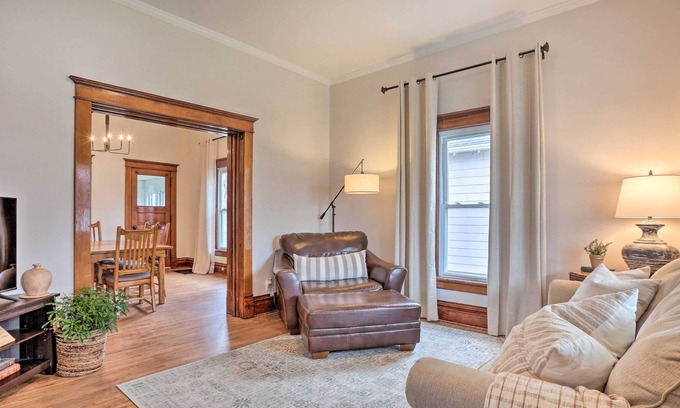 Waverly Casa | Charming Home w/ Porch Near Wartburg College!