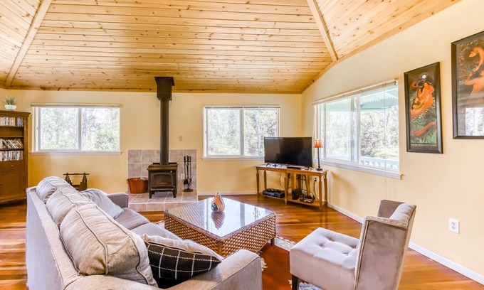 Mountain View Casa | Encantadora casa con estufa de leña - ¡A 10 minutos de Hawaii Volcanoes Nat'l Park!
