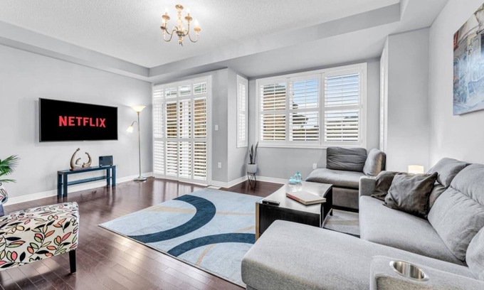 Brampton Casa | Charming Home with Airport and Toronto Nearby