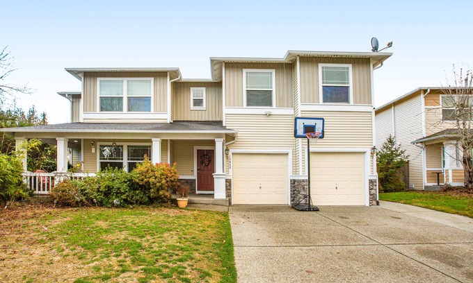 Renton Casa | Charming home with firepit, enclosed yard, golf nearby, & washer/dryer