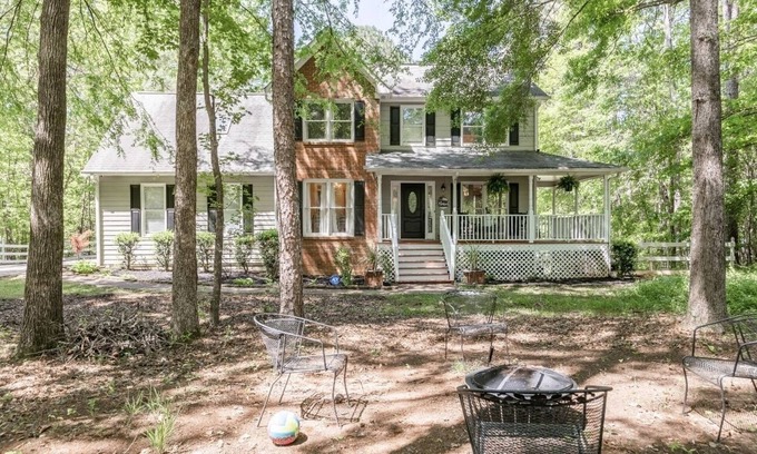 Fayetteville Casa | Charming home with above ground pool.