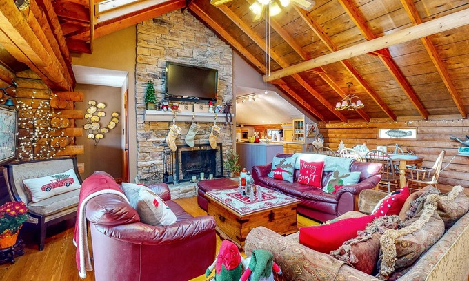 Gainesville Casa | Charming home with amazing views of the water, inviting screened porch
