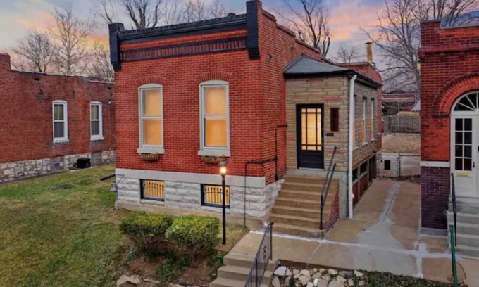 St. Louis Casa | Charming home with vintage vibes & unique features
